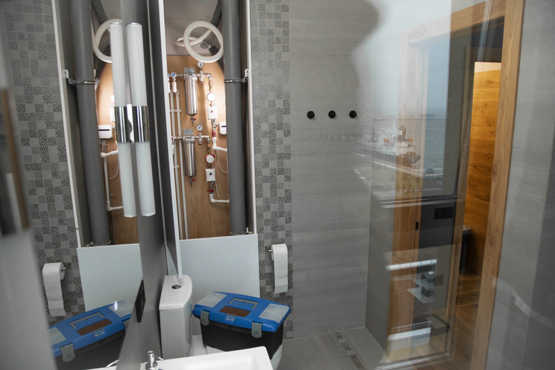 Sp2c Plombier A Arles Et Alentours View Plumber Tool Box Ready Fixing Problems Bathroom 1